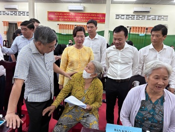 Đông đảo người dân Cần Thơ được khám sức khỏe định kỳ, khám sàng lọc miễn phí