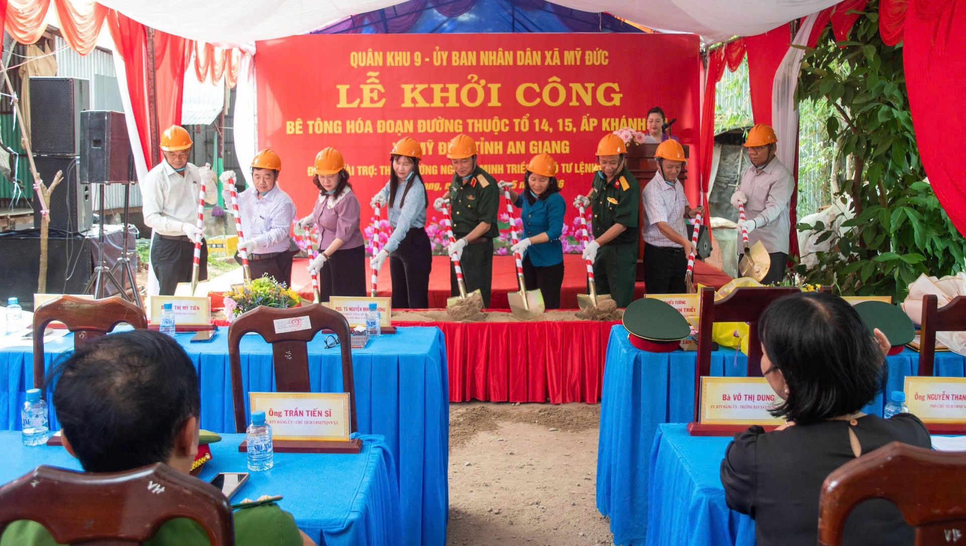 Khám bệnh, cấp thuốc và trao quà cho người dân khó khăn ở An Giang Khám bệnh, cấp thuốc và trao quà cho người dân khó khăn ở An Giang