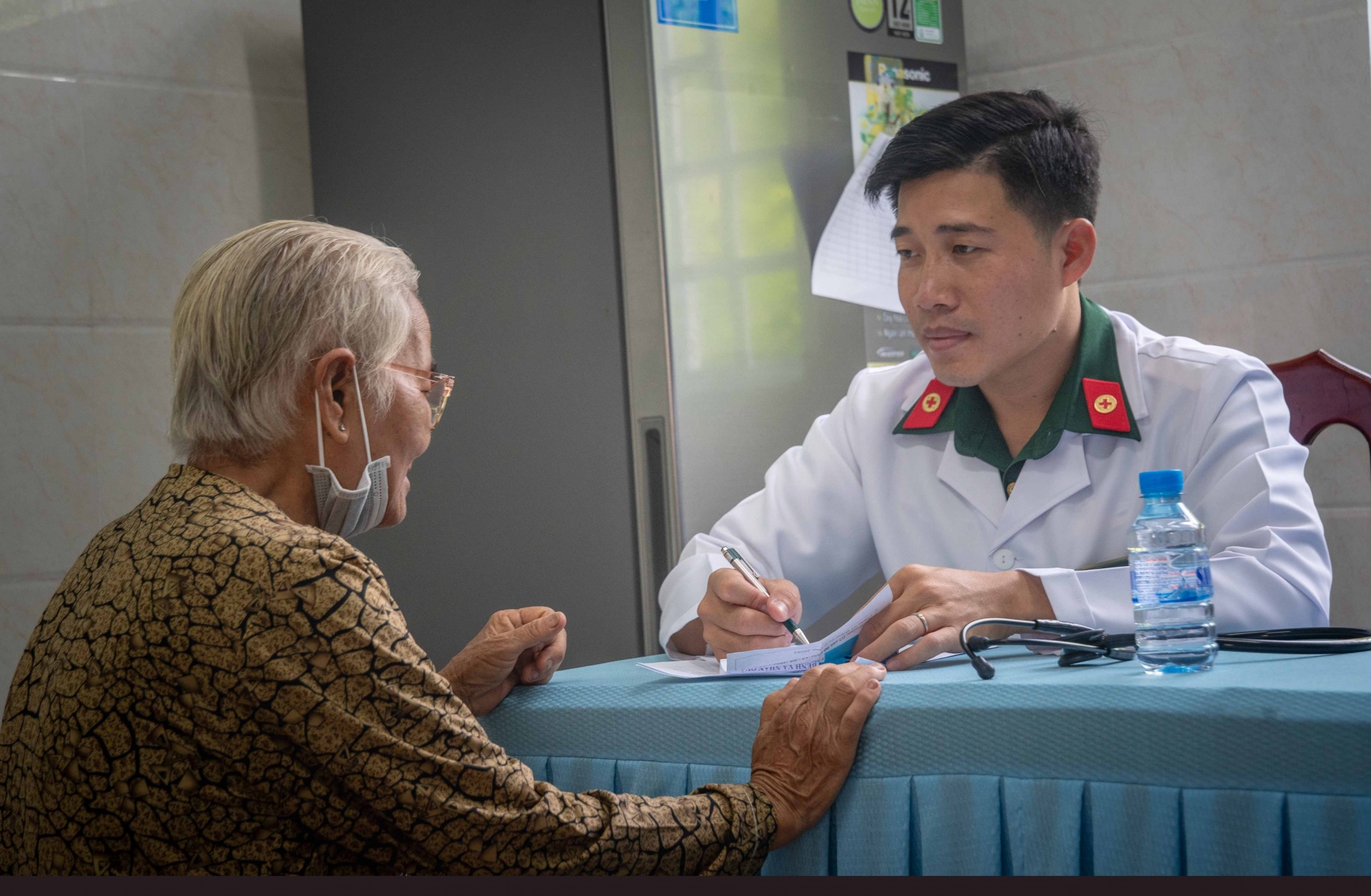 Khám bệnh, cấp thuốc và trao quà cho người dân khó khăn ở An Giang Khám bệnh, cấp thuốc và trao quà cho người dân khó khăn ở An Giang