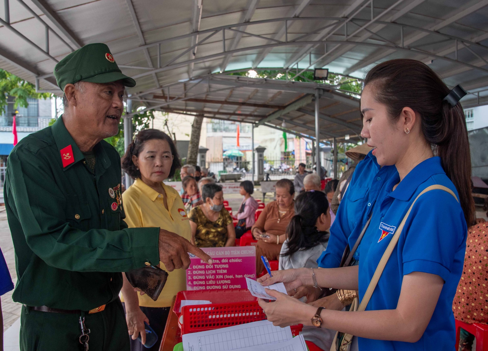 Khám bệnh, cấp thuốc và trao quà cho người dân khó khăn ở An Giang Khám bệnh, cấp thuốc và trao quà cho người dân khó khăn ở An Giang