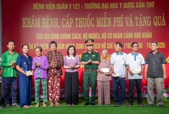 Khám bệnh, cấp thuốc và trao quà cho người dân khó khăn ở An Giang
