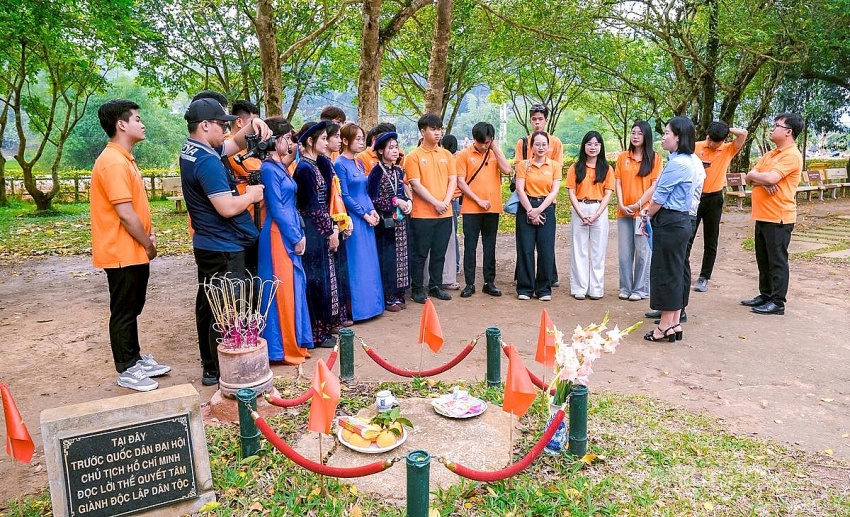 Tháng Năm về Tân Trào nhớ Bác Tháng Năm về Tân Trào nhớ Bác