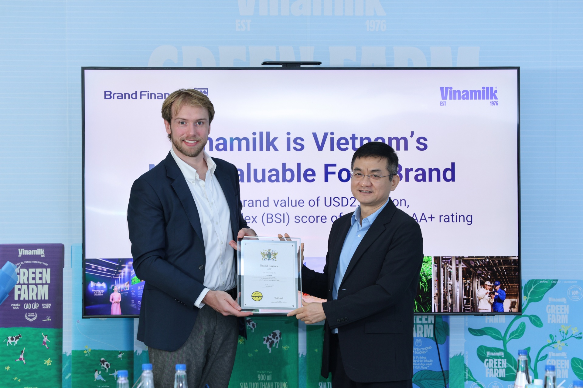 Ông Nguyễn Quang Trí, Giám đốc Điều hành Marketing Vinamilk, nhận chứng nhận Top 100 thương hiệu giá trị nhất Việt Nam từ đại diện Brand Finance. Ảnh: Vi Nam Ông Nguyễn Quang Trí, Giám đốc Điều hành Marketing Vinamilk, nhận chứng nhận Top 100 thương hiệu giá trị nhất Việt Nam từ đại diện Brand Finance. Ảnh: Vi Nam