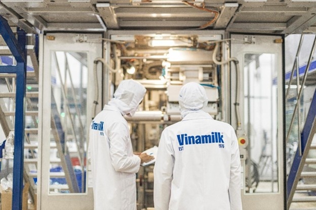 Công nghệ kép hút chân không được Vinamilk ứng dụng cho dòng sữa tươi Green Farm. Ảnh: Vi Nam Công nghệ kép hút chân không được Vinamilk ứng dụng cho dòng sữa tươi Green Farm. Ảnh: Vi Nam