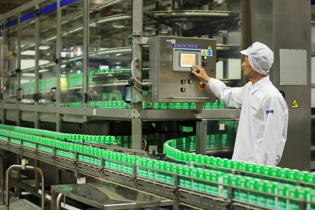 Dây chuyền sản xuất sữa tươi tại nhà máy của Vinamilk. Ảnh: Vi Nam Dây chuyền sản xuất sữa tươi tại nhà máy của Vinamilk. Ảnh: Vi Nam