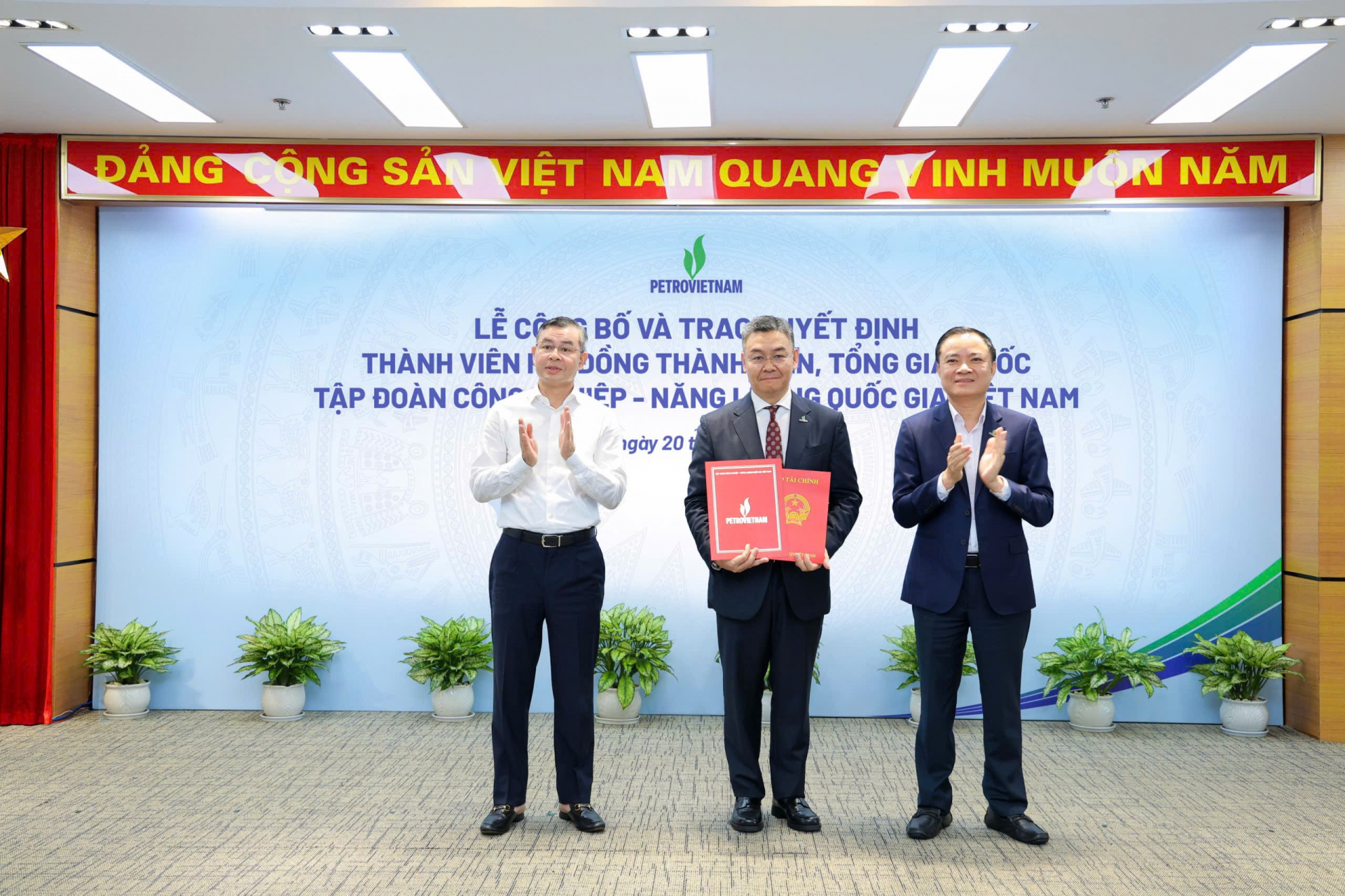 Công bố và trao quyết định Tổng Giám đốc Petrovietnam Công bố và trao quyết định Tổng Giám đốc Petrovietnam