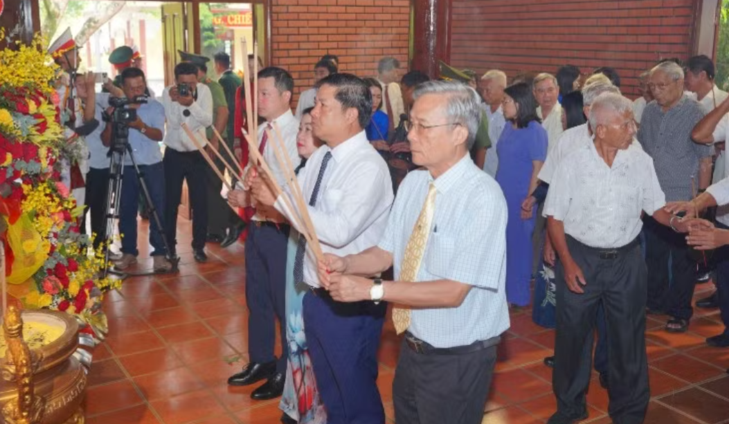  Các đồng chí lãnh đạo tỉnh Đắk Lắk thành kính dâng hương, tưởng nhớ và tri ân công lao vĩ đại của Chủ tịch Hồ Chí Minh.