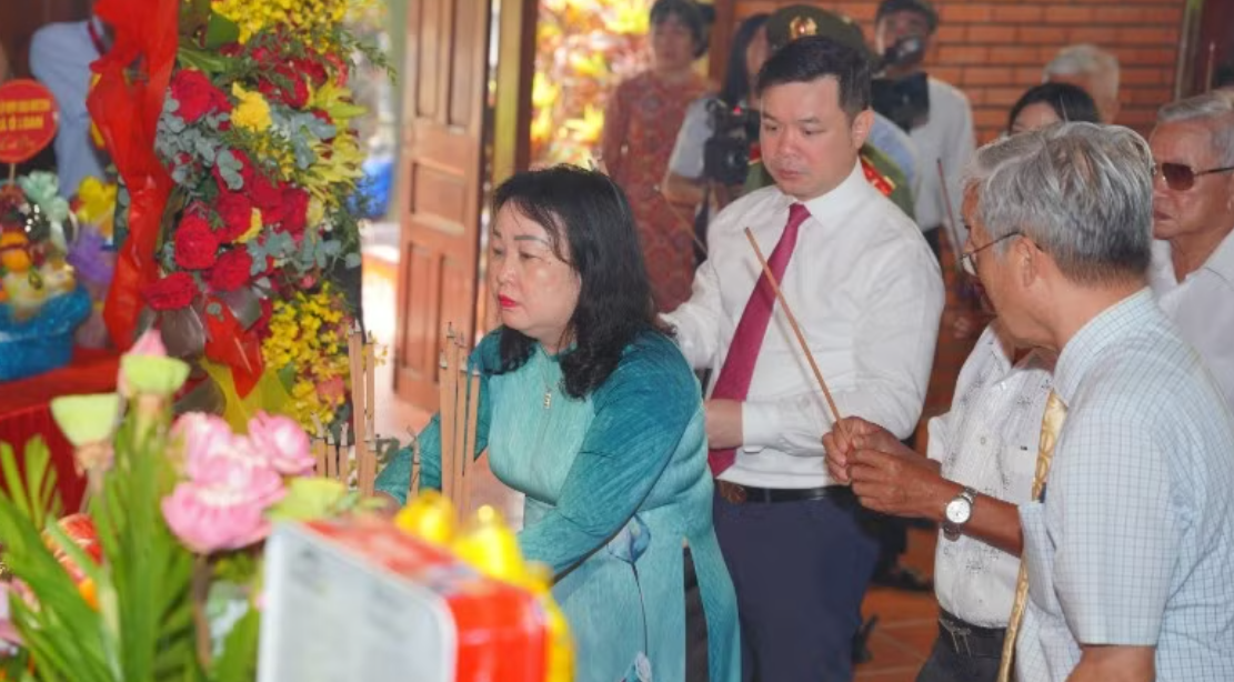  Lãnh đạo tỉnh Đắk Lắk thành kính dâng hương, bày tỏ lòng biết ơn sâu sắc đối với công lao to lớn của Chủ tịch Hồ Chí Minh.