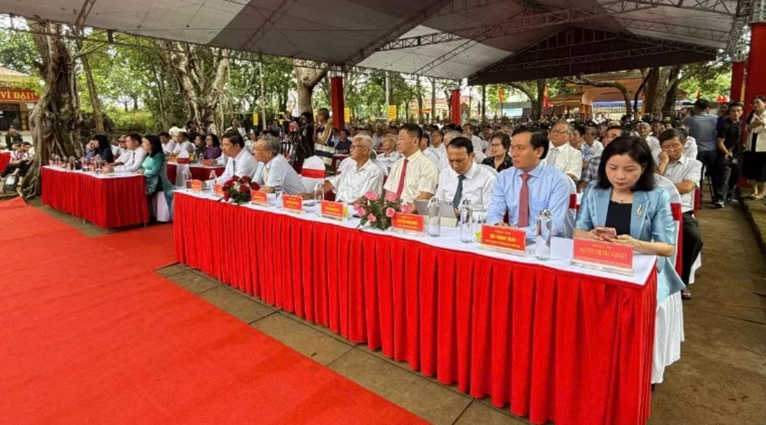  Đông đảo đại biểu tham dự Lễ dâng hương kỷ niệm 136 năm Ngày sinh Chủ tịch Hồ Chí Minh trong không khí trang nghiêm và thành kính.
