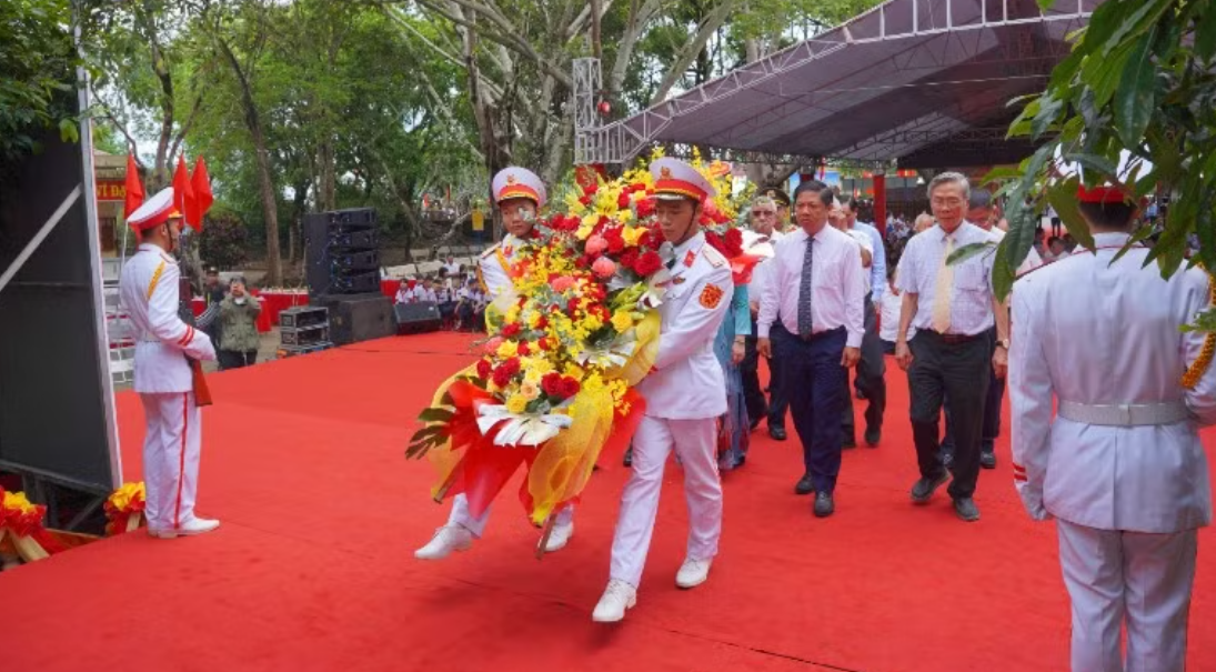       Các đồng chí lãnh đạo tỉnh Đắk Lắk thành kính dâng hoa tưởng niệm 136 năm Ngày sinh Chủ tịch Hồ Chí Minh.