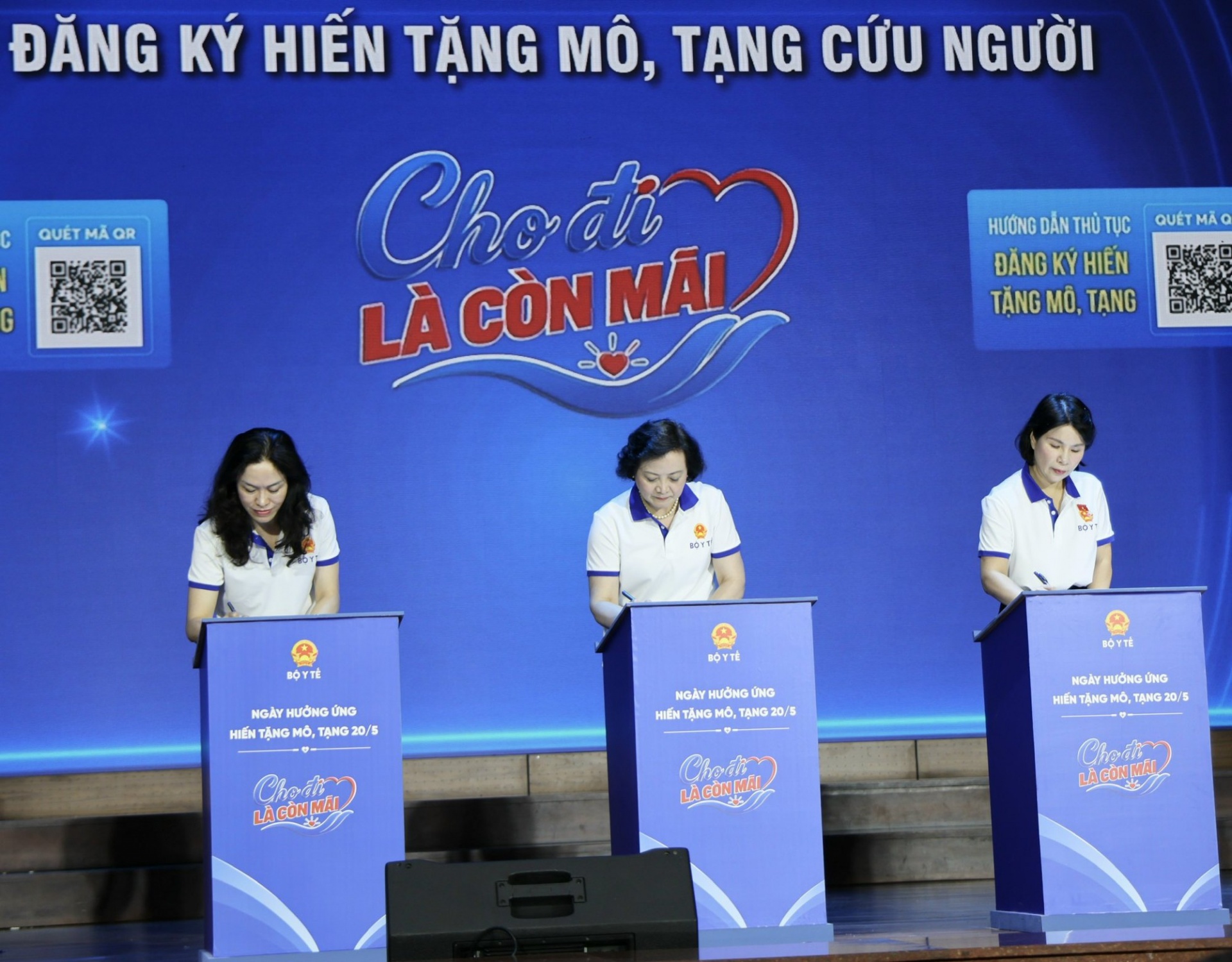 Phó Thủ tướng Phạm Thị Thanh Trà và các đại biểu đăng ký hiến tặng mô, tạng - Ảnh: VGP