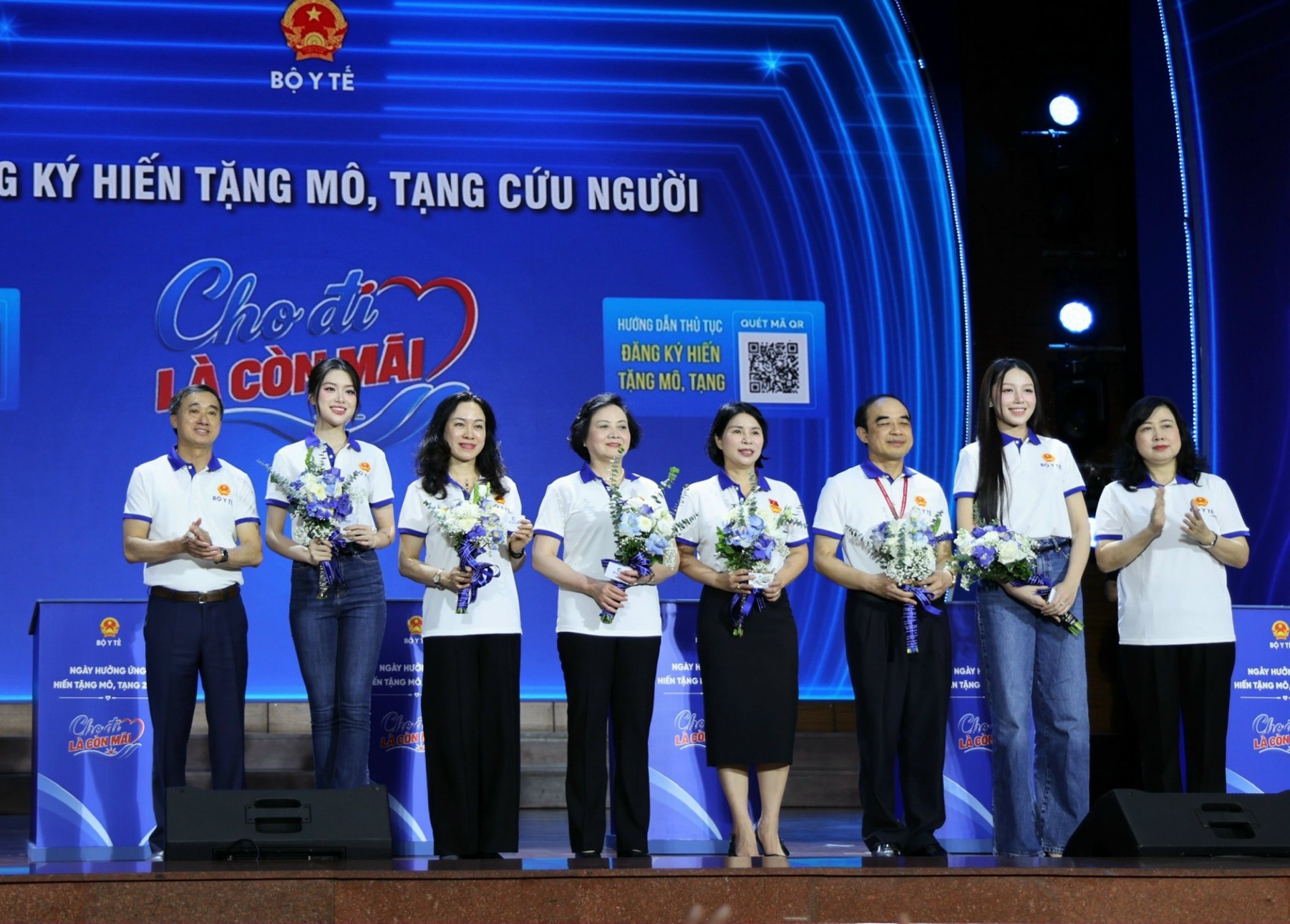 Bộ trưởng Bộ Y tế Đào Hồng Lan trao thẻ cho các đại biểu đăng ký hiến tặng mô, tạng - Ảnh: VGP