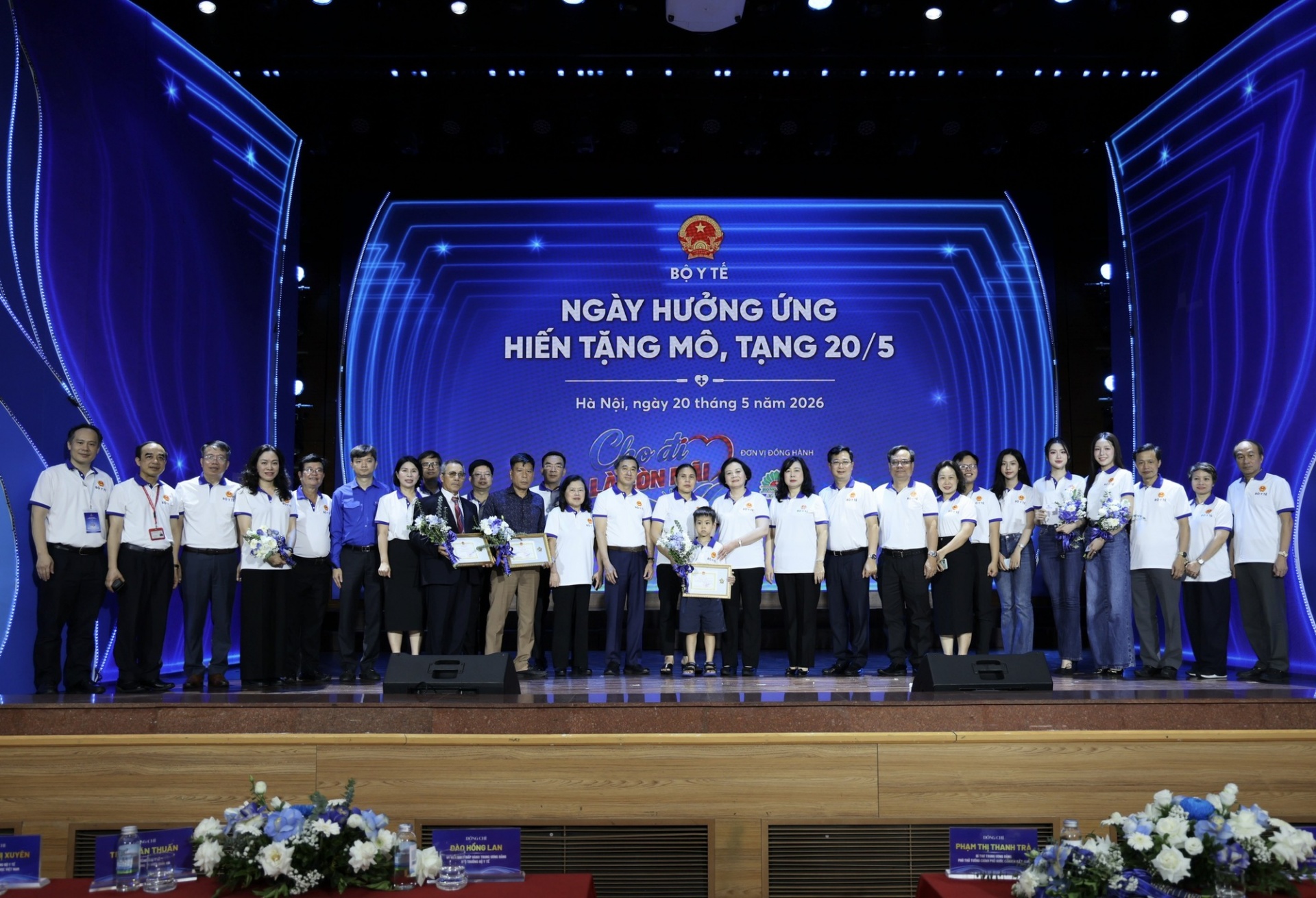 Phó Thủ tướng và các đại biểu, đại diện gia đình người hiến tạng, người đăng ký hiến tạng chụp ảnh lưu niệm - Ảnh: VGP