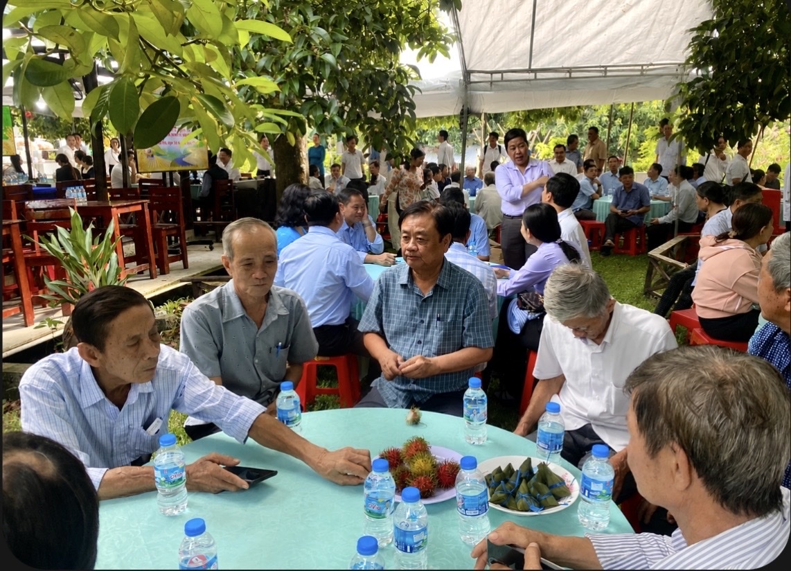 Dưới tán măng cụt 100 năm tuổi:  Bàn chuyện Chuyển đổi tư duy từ sản xuất nông nghiệp sang kinh tế nông nghiệp