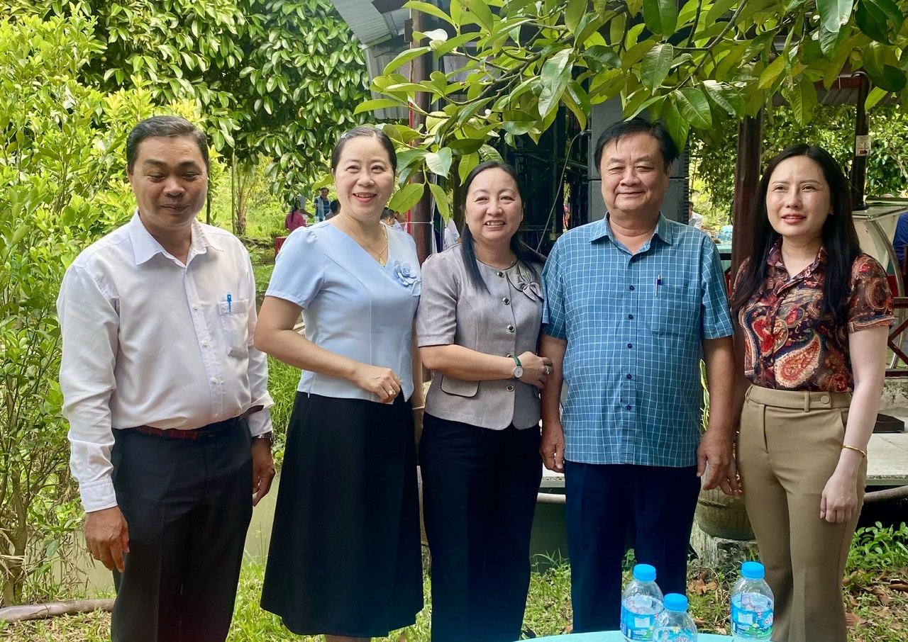 Dưới tán măng cụt 100 năm tuổi:  Bàn chuyện Chuyển đổi tư duy từ sản xuất nông nghiệp sang kinh tế nông nghiệp