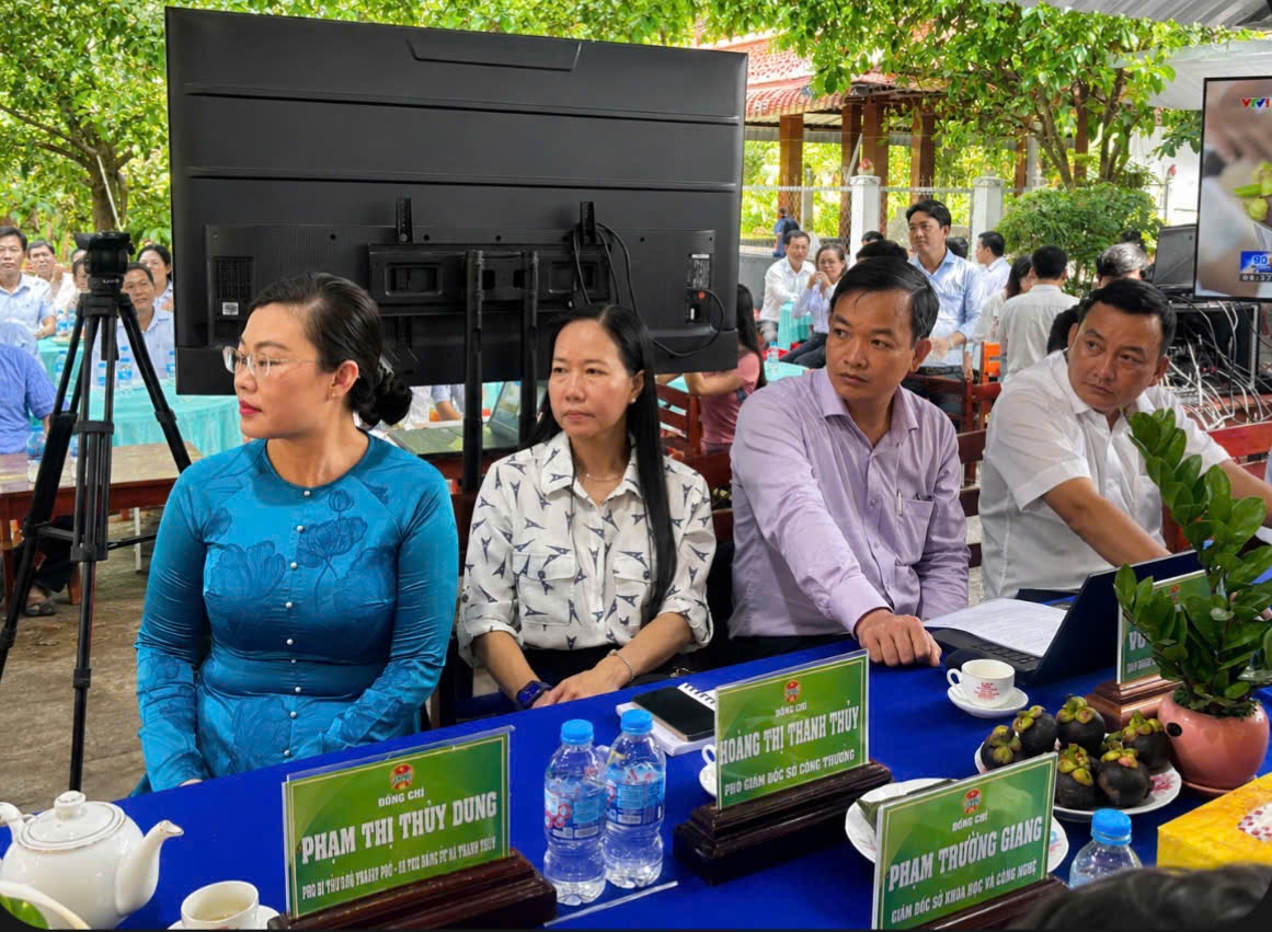 Dưới tán măng cụt 100 năm tuổi:  Bàn chuyện Chuyển đổi tư duy từ sản xuất nông nghiệp sang kinh tế nông nghiệp