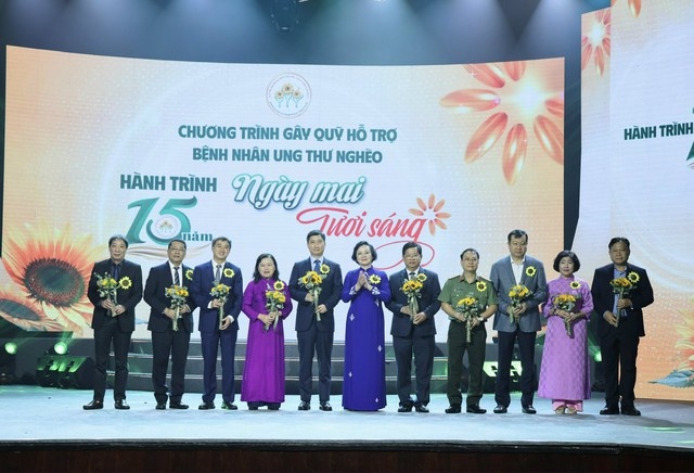 undefined Phó Thủ tướng tặng hoa tri ân thành viên sáng lập Quỹ