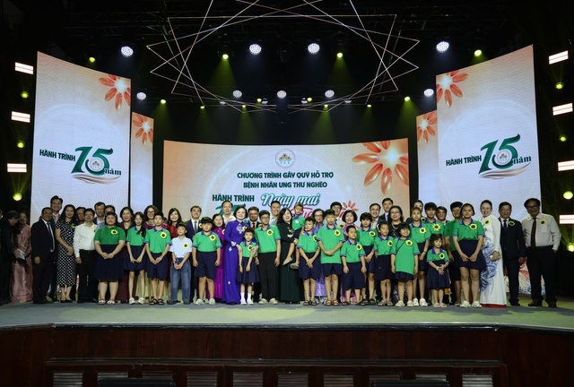 undefined Phó Thủ tướng và các đại biểu cùng các bệnh nhi chụp ảnh lưu niệm - Ảnh: VGP