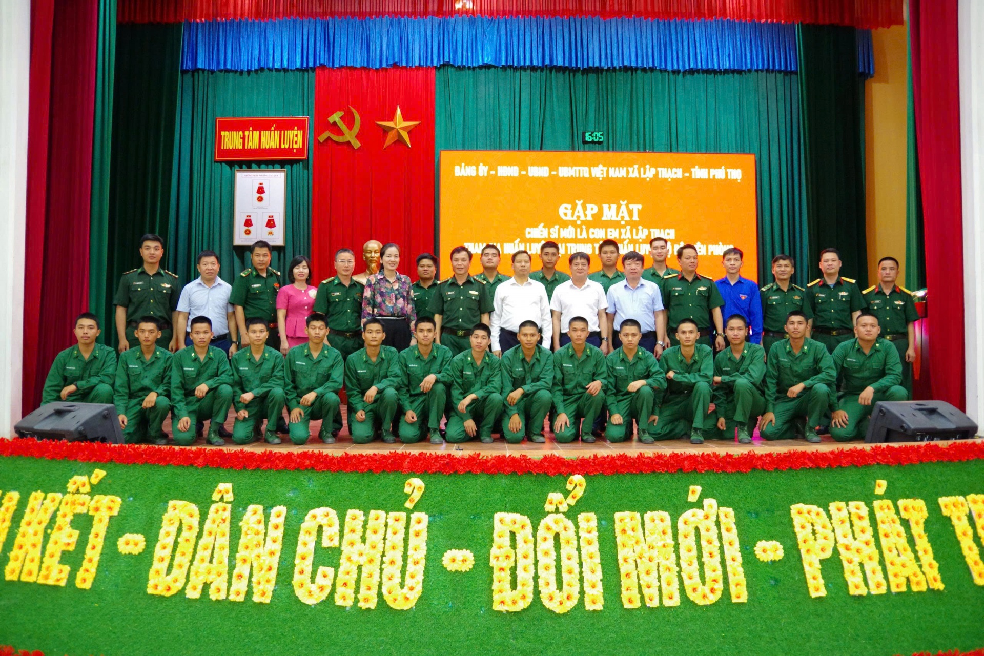 Lãnh đạo xã Lập Thạch (Phú Thọ) thăm, động viên chiến sĩ mới tại Trung tâm Huấn luyện Bộ đội Biên phòng