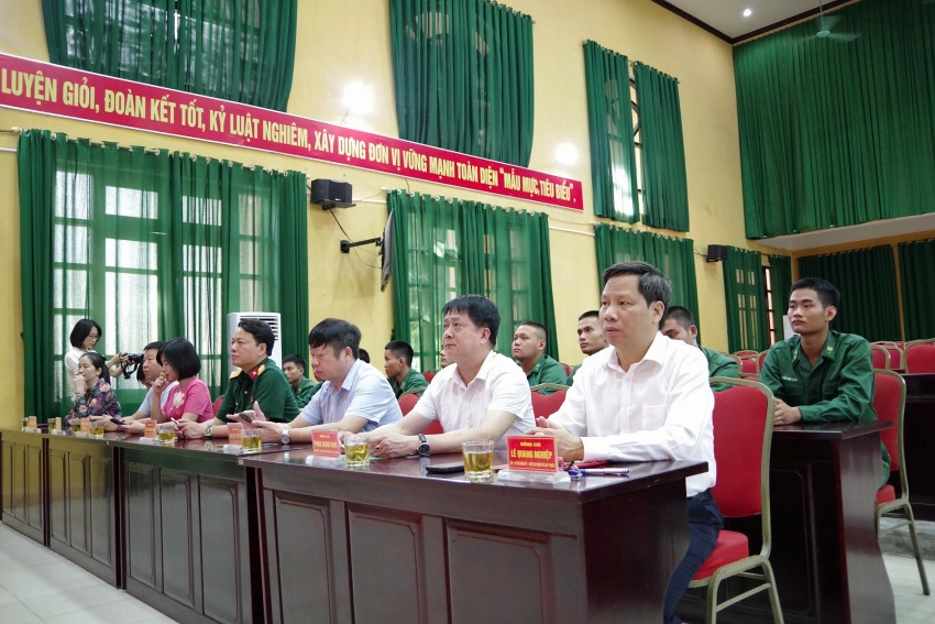 Lãnh đạo xã Lập Thạch (Phú Thọ) thăm, động viên chiến sĩ mới tại Trung tâm Huấn luyện Bộ đội Biên phòng Lãnh đạo xã Lập Thạch (Phú Thọ) thăm, động viên chiến sĩ mới tại Trung tâm Huấn luyện Bộ đội Biên phòng