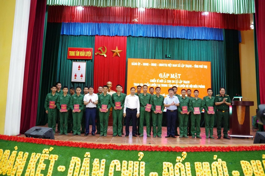 Lãnh đạo xã Lập Thạch (Phú Thọ) thăm, động viên chiến sĩ mới tại Trung tâm Huấn luyện Bộ đội Biên phòng Lãnh đạo xã Lập Thạch (Phú Thọ) thăm, động viên chiến sĩ mới tại Trung tâm Huấn luyện Bộ đội Biên phòng