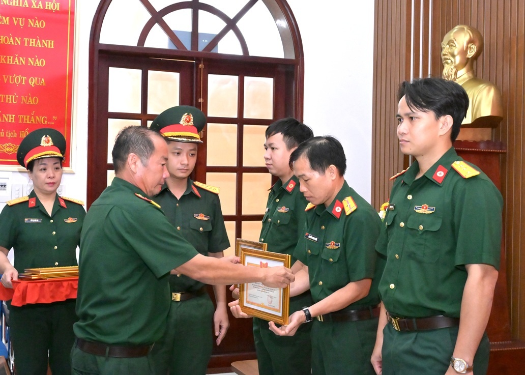 Bệnh viện Quân y 121 (Quân khu 9): Khen thưởng trong tham gia cấp cứu, điều trị bệnh nhân bị rắn độc cắn Bệnh viện Quân y 121 (Quân khu 9): Khen thưởng trong tham gia cấp cứu, điều trị bệnh nhân bị rắn độc cắn