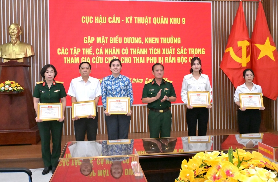 Bệnh viện Quân y 121 (Quân khu 9): Khen thưởng trong tham gia cấp cứu, điều trị bệnh nhân bị rắn độc cắn