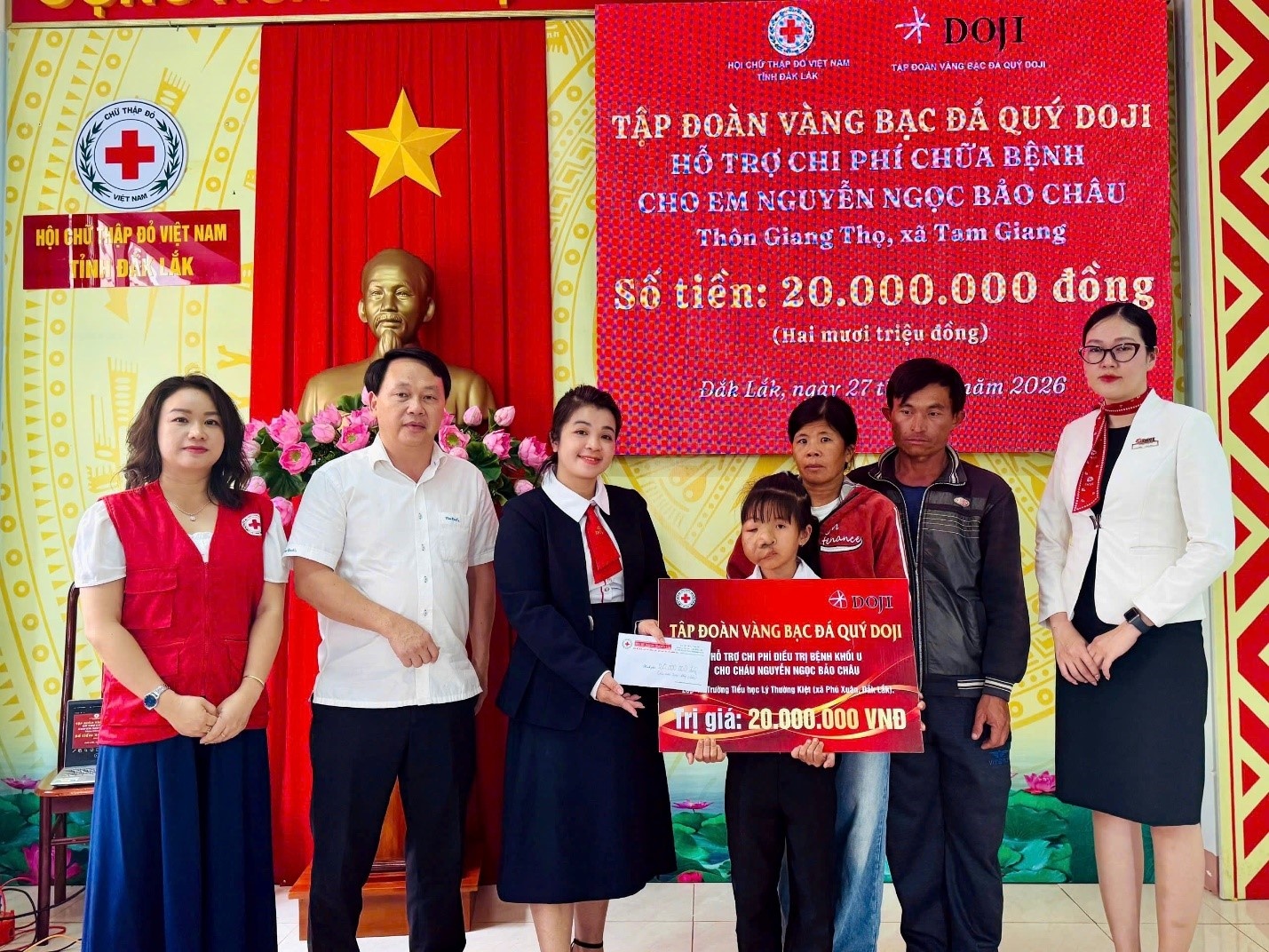 Đại diện Hội Chữ thập đỏ tỉnh Đắk Lắk và Tập đoàn DOJI trao 20 triệu đồng hỗ trợ điều trị bệnh cho em Nguyễn Ngọc Bảo Châu, sẻ chia khó khăn cùng gia đình. Đại diện Hội Chữ thập đỏ tỉnh Đắk Lắk và Tập đoàn DOJI trao 20 triệu đồng hỗ trợ điều trị bệnh cho em Nguyễn Ngọc Bảo Châu, sẻ chia khó khăn cùng gia đình.