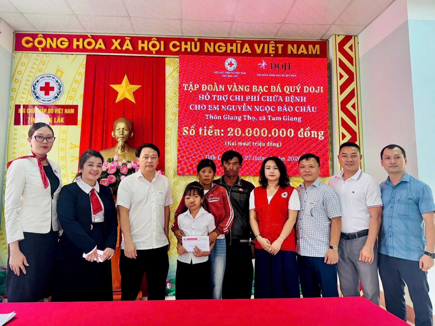 Đại diện Hội Chữ thập đỏ tỉnh Đắk Lắk và Tập đoàn DOJI chụp ảnh lưu niệm cùng gia đình em Nguyễn Ngọc Bảo Châu tại buổi trao hỗ trợ chi phí chữa bệnh. Đại diện Hội Chữ thập đỏ tỉnh Đắk Lắk và Tập đoàn DOJI chụp ảnh lưu niệm cùng gia đình em Nguyễn Ngọc Bảo Châu tại buổi trao hỗ trợ chi phí chữa bệnh.