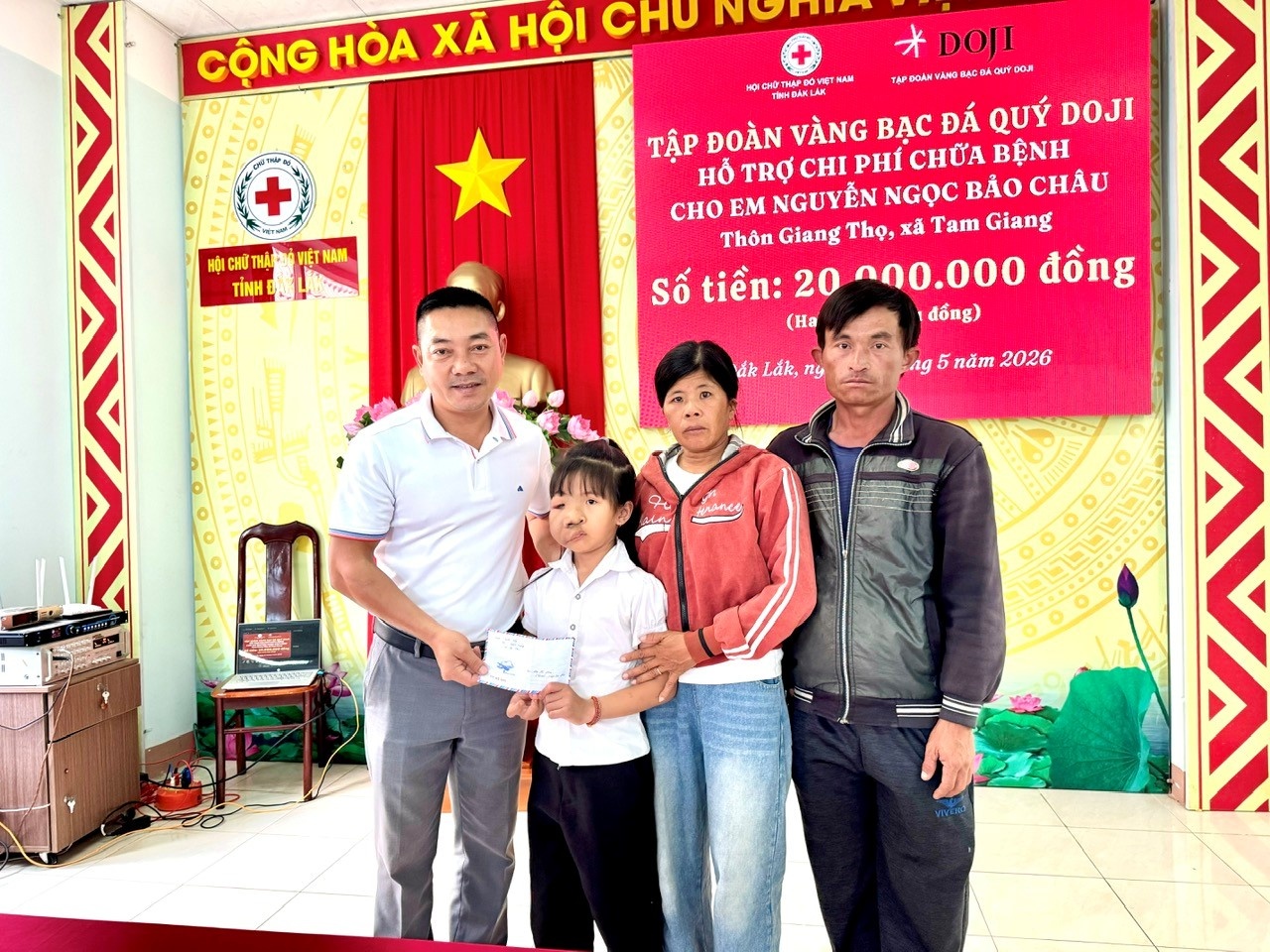 Ông Nguyễn Thanh Hà (bút danh Việt Hà), công tác tại Tạp chí Môi trường và Xã hội trao quà hỗ trợ em Nguyễn Ngọc Bảo Châu và gia đình trong chương trình thiện nguyện. Ông Nguyễn Thanh Hà (bút danh Việt Hà), công tác tại Tạp chí Môi trường và Xã hội trao quà hỗ trợ em Nguyễn Ngọc Bảo Châu và gia đình trong chương trình thiện nguyện.