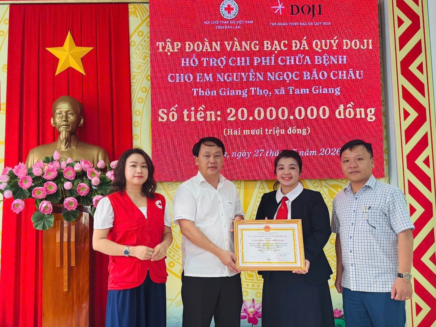 Ông Nguyễn Đình Nam – Chủ tịch Hội Chữ thập đỏ Việt Nam tỉnh Đắk Lắk trao thư ghi nhận “Tấm lòng vàng nhân đạo” cho Công ty Cổ phần Vàng bạc Đá quý DOJI. Ông Nguyễn Đình Nam – Chủ tịch Hội Chữ thập đỏ Việt Nam tỉnh Đắk Lắk trao thư ghi nhận “Tấm lòng vàng nhân đạo” cho Công ty Cổ phần Vàng bạc Đá quý DOJI.