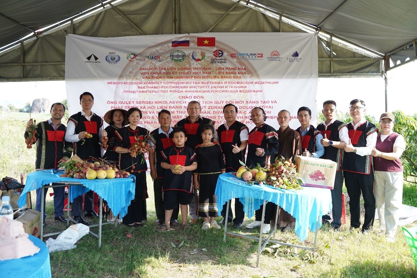 Đoàn công tác Liên bang Nga tham quan mô hình phát triển cây trồng tại vùng đất lịch sử Điểm cao 519, xã Cư Prao, tỉnh Đắk Lắk. Đoàn công tác Liên bang Nga tham quan mô hình phát triển cây trồng tại vùng đất lịch sử Điểm cao 519, xã Cư Prao, tỉnh Đắk Lắk.