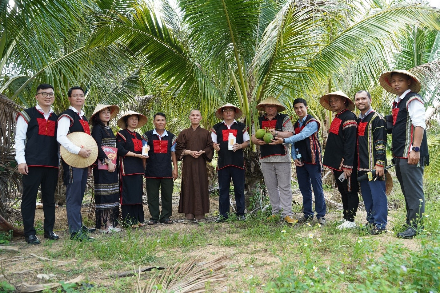 Đoàn tham quan chụp hình lưu niệm tại mô hình vườn dừa, trải nghiệm không gian nông nghiệp sinh thái và văn hóa truyền thống địa phương. Đoàn tham quan chụp hình lưu niệm tại mô hình vườn dừa, trải nghiệm không gian nông nghiệp sinh thái và văn hóa truyền thống địa phương.