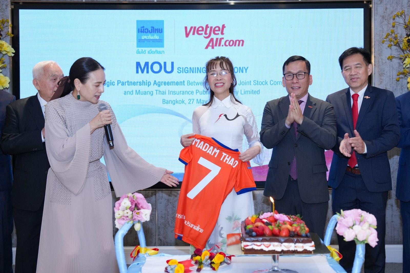 Madam Pang trao tặng áo đấu cho Tiến sĩ Nguyễn Thị Phương Thảo