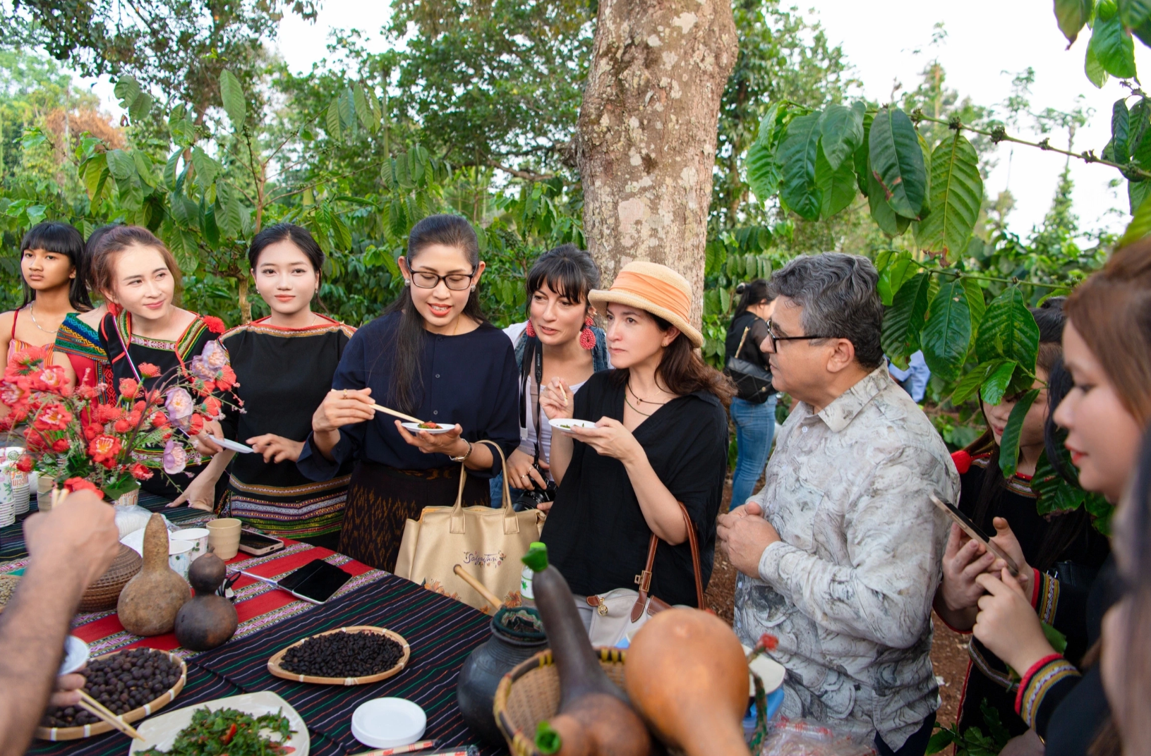Khách quốc tế tham quan vườn cà phê và trải nghiệm văn hóa cà phê Buôn Ma Thuột. Khách quốc tế tham quan vườn cà phê và trải nghiệm văn hóa cà phê Buôn Ma Thuột.