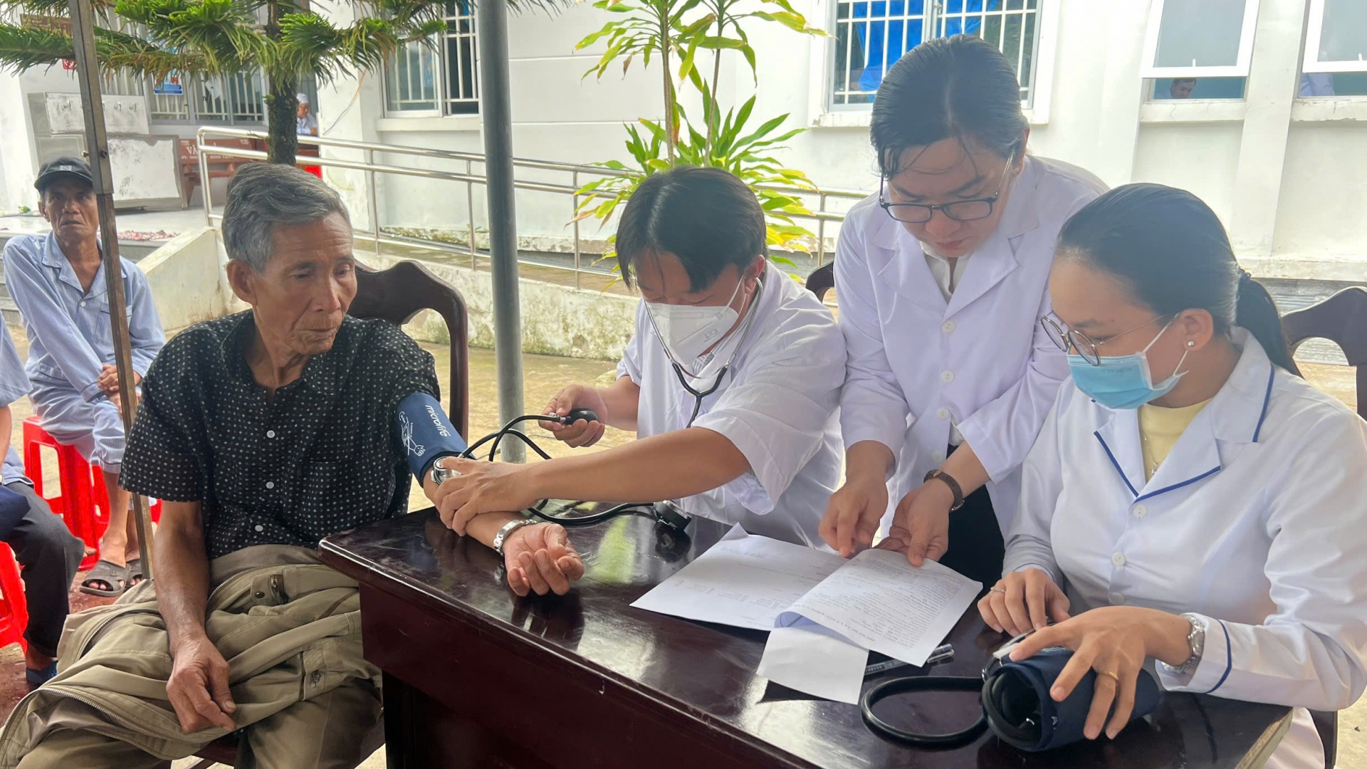 Cà Mau huy động toàn ngành y tế khám sức khỏe cho người dân trên diện rộng Cà Mau huy động toàn ngành y tế khám sức khỏe cho người dân trên diện rộng
