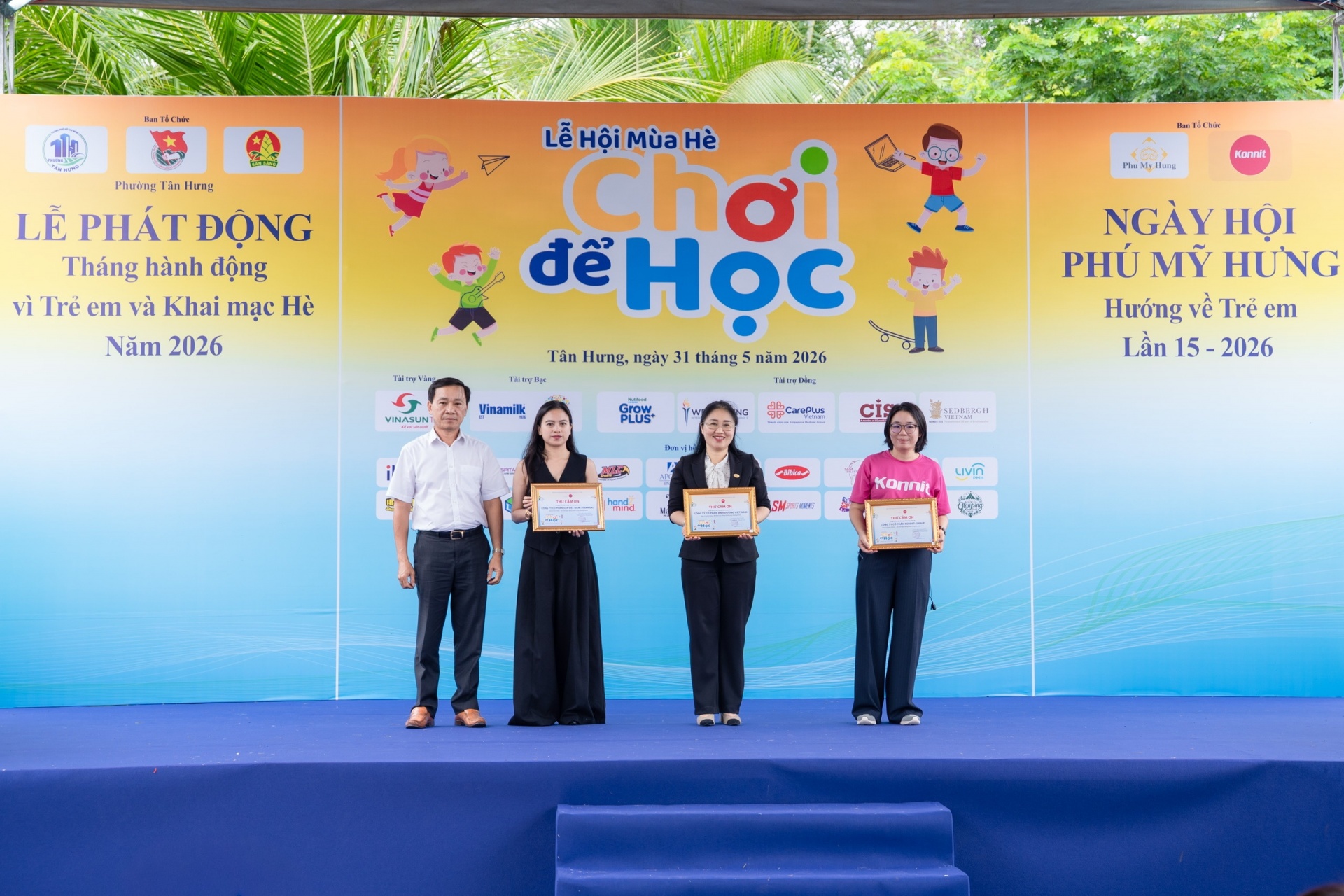 Bà Lê Thị Trâm Anh, Trưởng Bộ phận Truyền thông Marketing Vinamilk (thứ 2 từ trái qua), nhận kỷ niệm chương của chương trình. Ảnh: Vi Nam Bà Lê Thị Trâm Anh, Trưởng Bộ phận Truyền thông Marketing Vinamilk (thứ 2 từ trái qua), nhận kỷ niệm chương của chương trình. Ảnh: Vi Nam