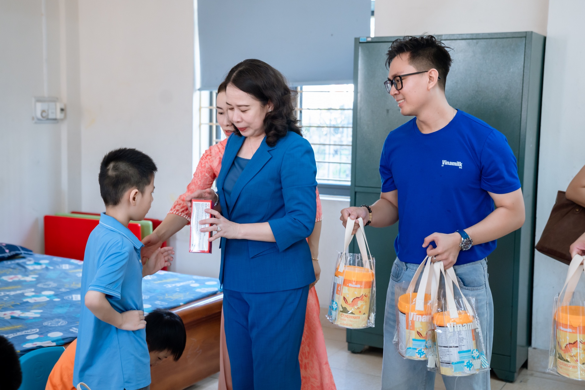 Bà Võ Thị Ánh Xuân - Bí thư Trung ương Đảng, Phó Chủ tịch nước – trao tặng những phần quà đến các em tại Trung tâm Trợ giúp Xã hội tỉnh Quảng Ninh. Bà Võ Thị Ánh Xuân - Bí thư Trung ương Đảng, Phó Chủ tịch nước – trao tặng những phần quà đến các em tại Trung tâm Trợ giúp Xã hội tỉnh Quảng Ninh.