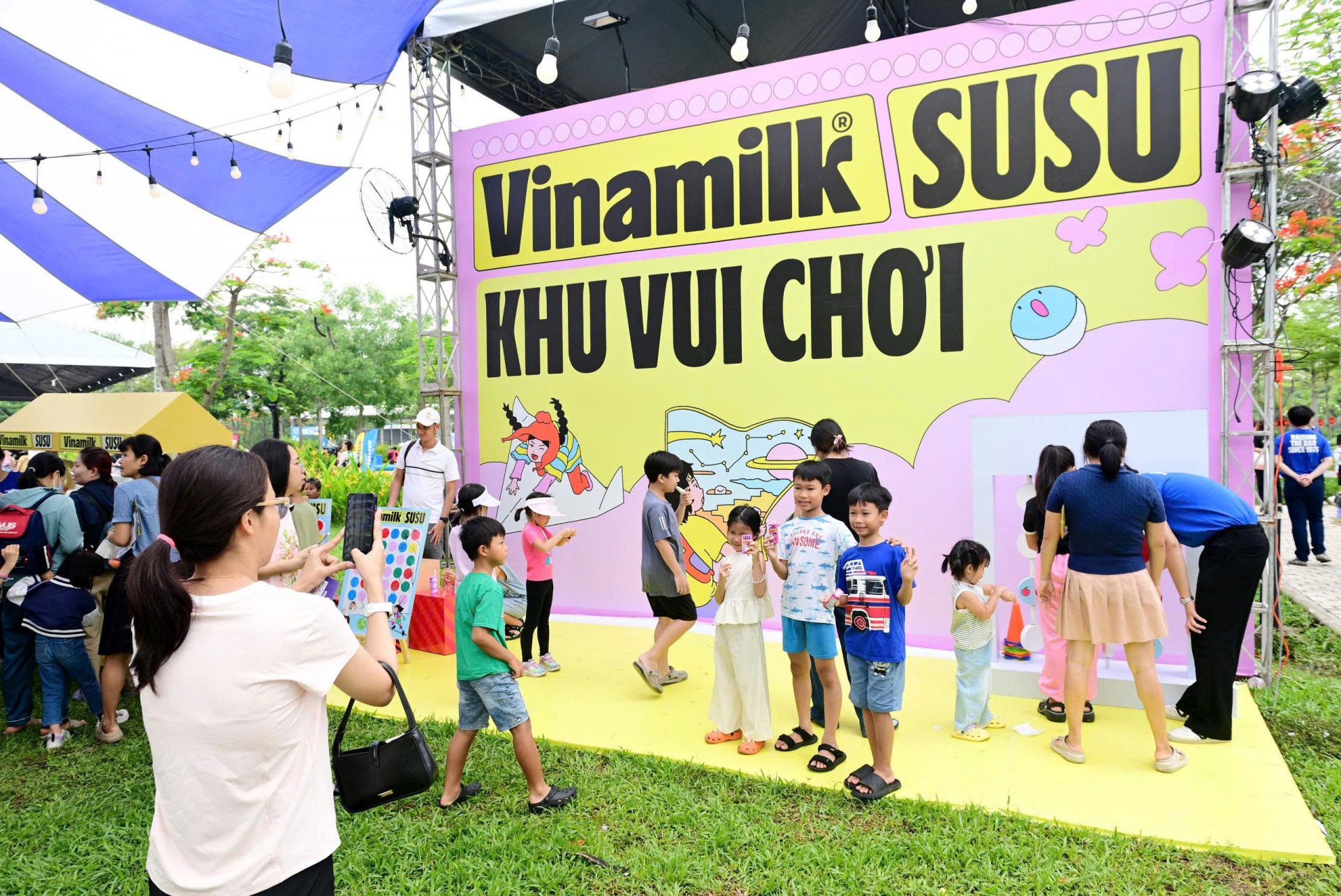 Khu vui chơi của Vinamilk với các trò chơi thú vị và những phần quà đáng yêu đặc biệt thu hút phụ huynh và các bé. Ảnh: Vi Nam Khu vui chơi của Vinamilk với các trò chơi thú vị và những phần quà đáng yêu đặc biệt thu hút phụ huynh và các bé. Ảnh: Vi Nam