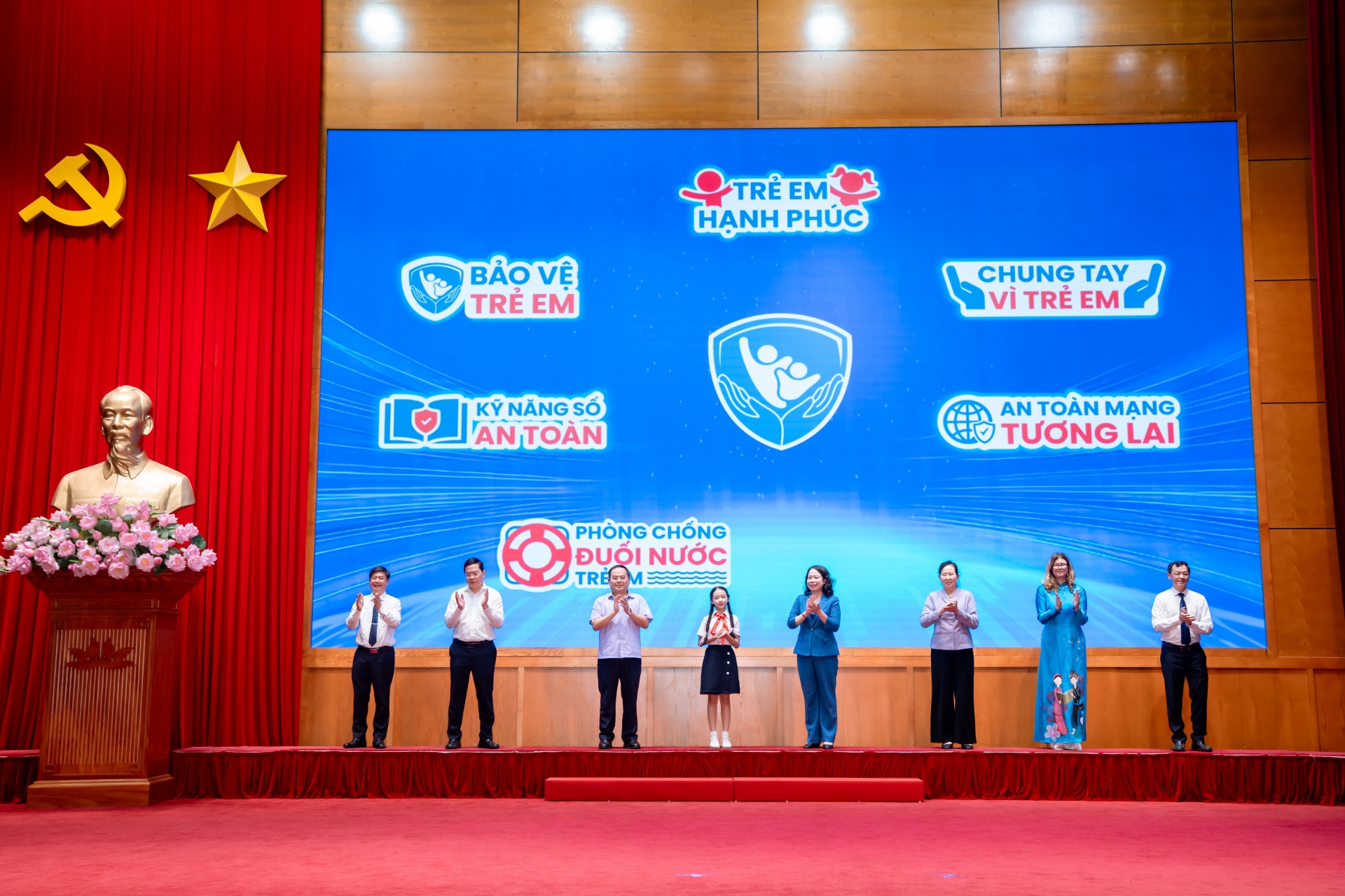 Các đại biểu thực hiện nghi thức phát động Tháng hành động vì trẻ em Việt Nam năm 2026 (Ảnh: VN). Các đại biểu thực hiện nghi thức phát động Tháng hành động vì trẻ em Việt Nam năm 2026 (Ảnh: VN).