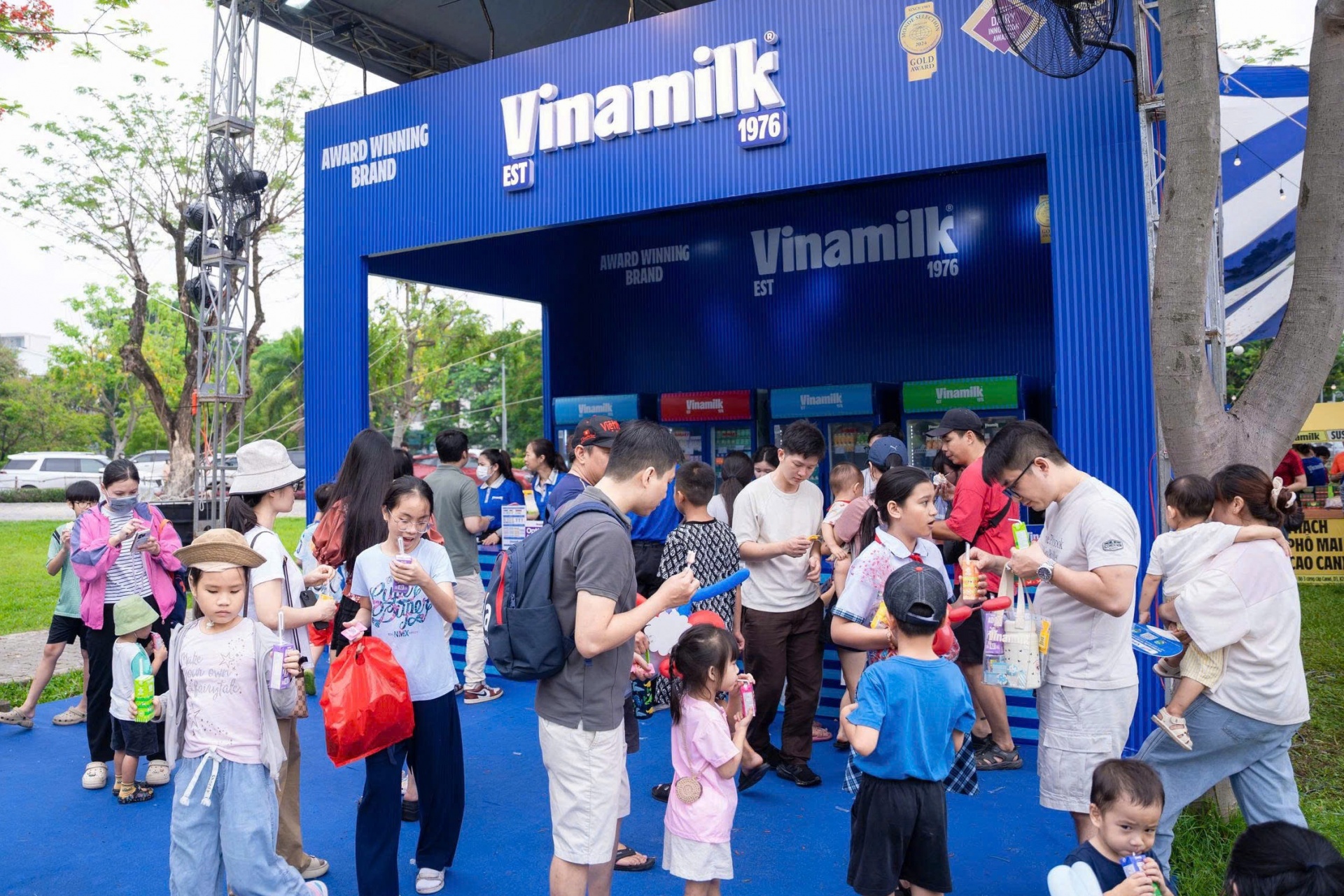 Nhiều gia đình ghé thăm và thưởng thức các sản phẩm dinh dưỡng Vinamilk tại không gian trải nghiệm của thương hiệu quốc dân này. Ảnh: Vi Nam. Nhiều gia đình ghé thăm và thưởng thức các sản phẩm dinh dưỡng Vinamilk tại không gian trải nghiệm của thương hiệu quốc dân này. Ảnh: Vi Nam.
