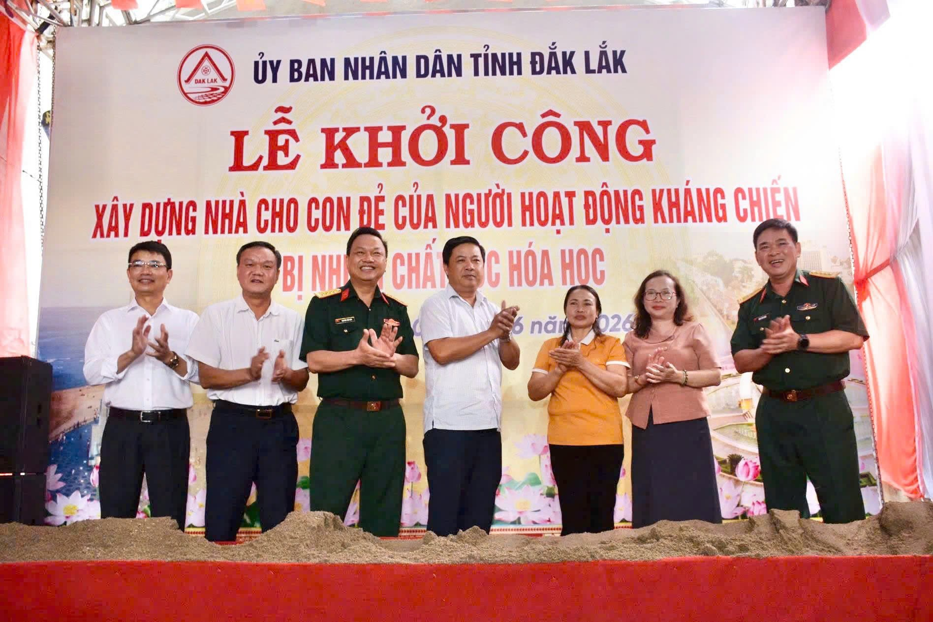  Lãnh đạo tỉnh Đắk Lắk cùng các đại biểu thực hiện nghi thức khởi công chương trình xây dựng nhà ở cho con đẻ của người hoạt động kháng chiến bị nhiễm chất độc hóa học trên địa bàn tỉnh.