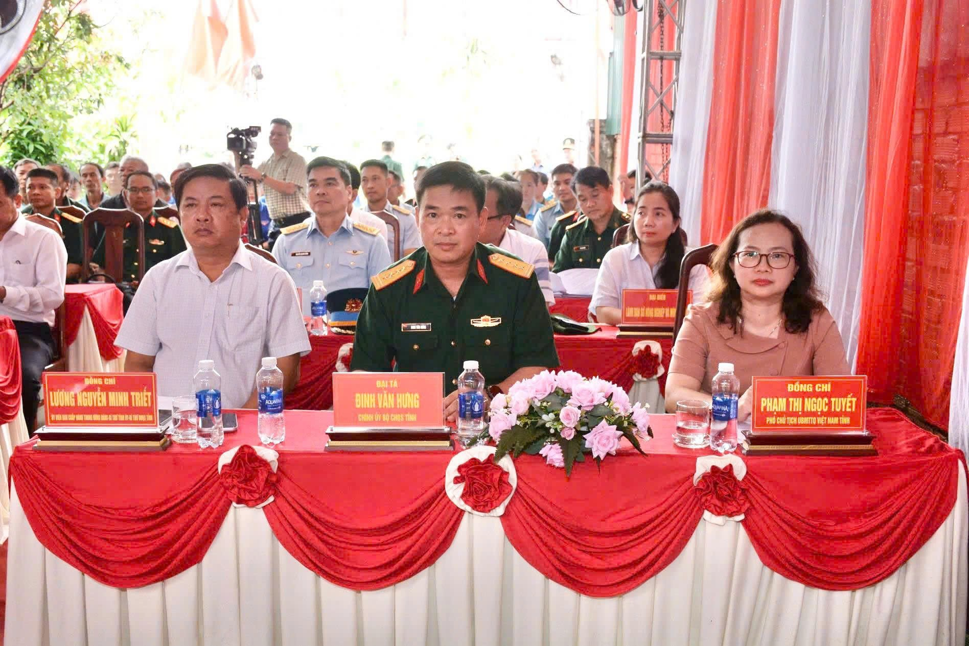 Các đại biểu thực hiện nghi thức khởi công xây dựng, sửa chữa nhà ở cho gia đình người có công trên địa bàn tỉnh Đắk Lắk.