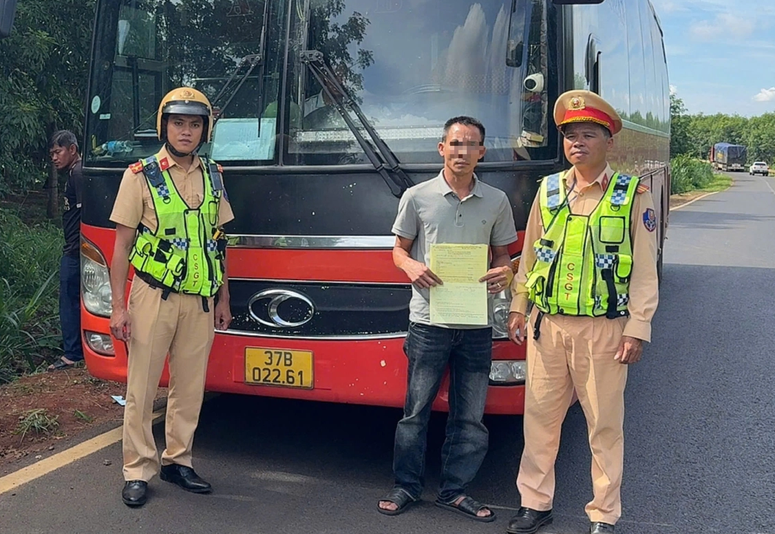 Tài xế T.H.C. bị xử lý theo quy định sau khi được xác định có nồng độ cồn trong hơi thở khi điều khiển xe khách. Tài xế T.H.C. bị xử lý theo quy định sau khi được xác định có nồng độ cồn trong hơi thở khi điều khiển xe khách.