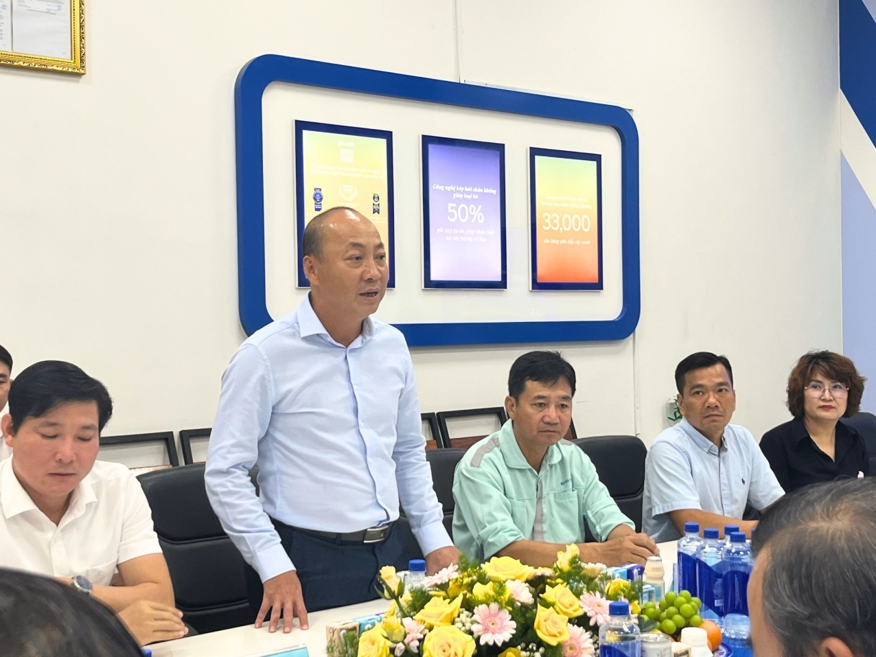 Ông Đoàn Quốc Khánh – Giám đốc điều hành Phát triển Vùng Nguyên liệu, đại diện Vinamilk - thông tin về tình hình sản  xuất, kinh doanh của doanh nghiệp với đoàn công tác tỉnh Tây Ninh (Ảnh: VN).