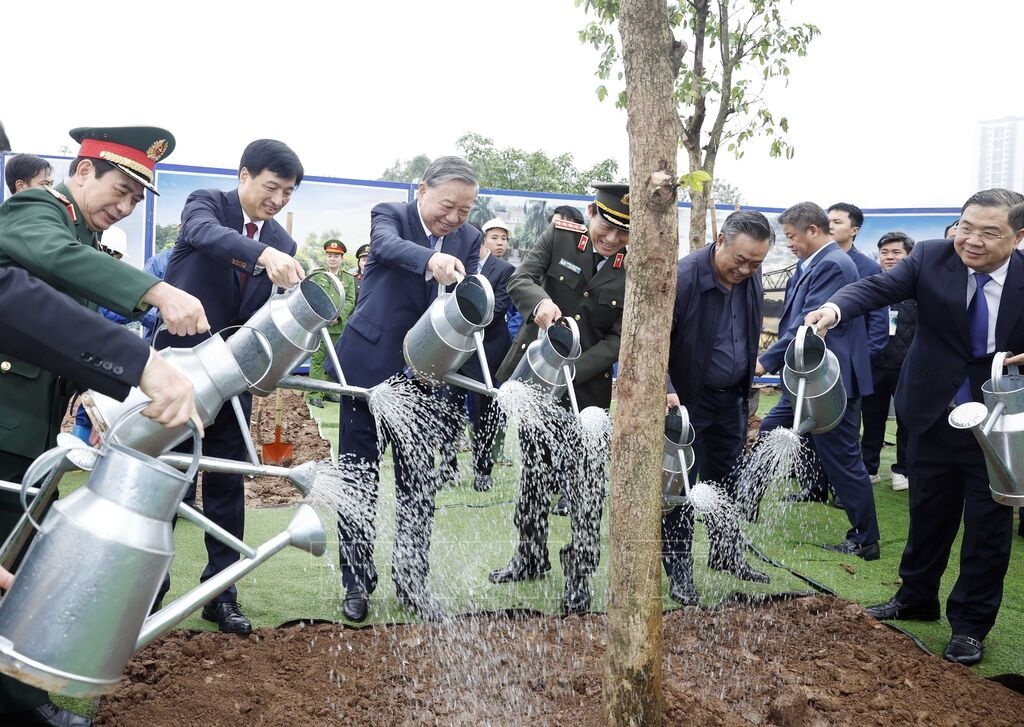 Tổng Bí thư, Chủ tịch nước Tô Lâm và các đại biểu tham gia trồng cây tại Lễ phát động “Tết trồng cây đời đời nhớ ơn Bác Hồ” Xuân Bính Ngọ 2026 - Ảnh TTXVN Tổng Bí thư, Chủ tịch nước Tô Lâm và các đại biểu tham gia trồng cây tại Lễ phát động “Tết trồng cây đời đời nhớ ơn Bác Hồ” Xuân Bính Ngọ 2026 - Ảnh TTXVN