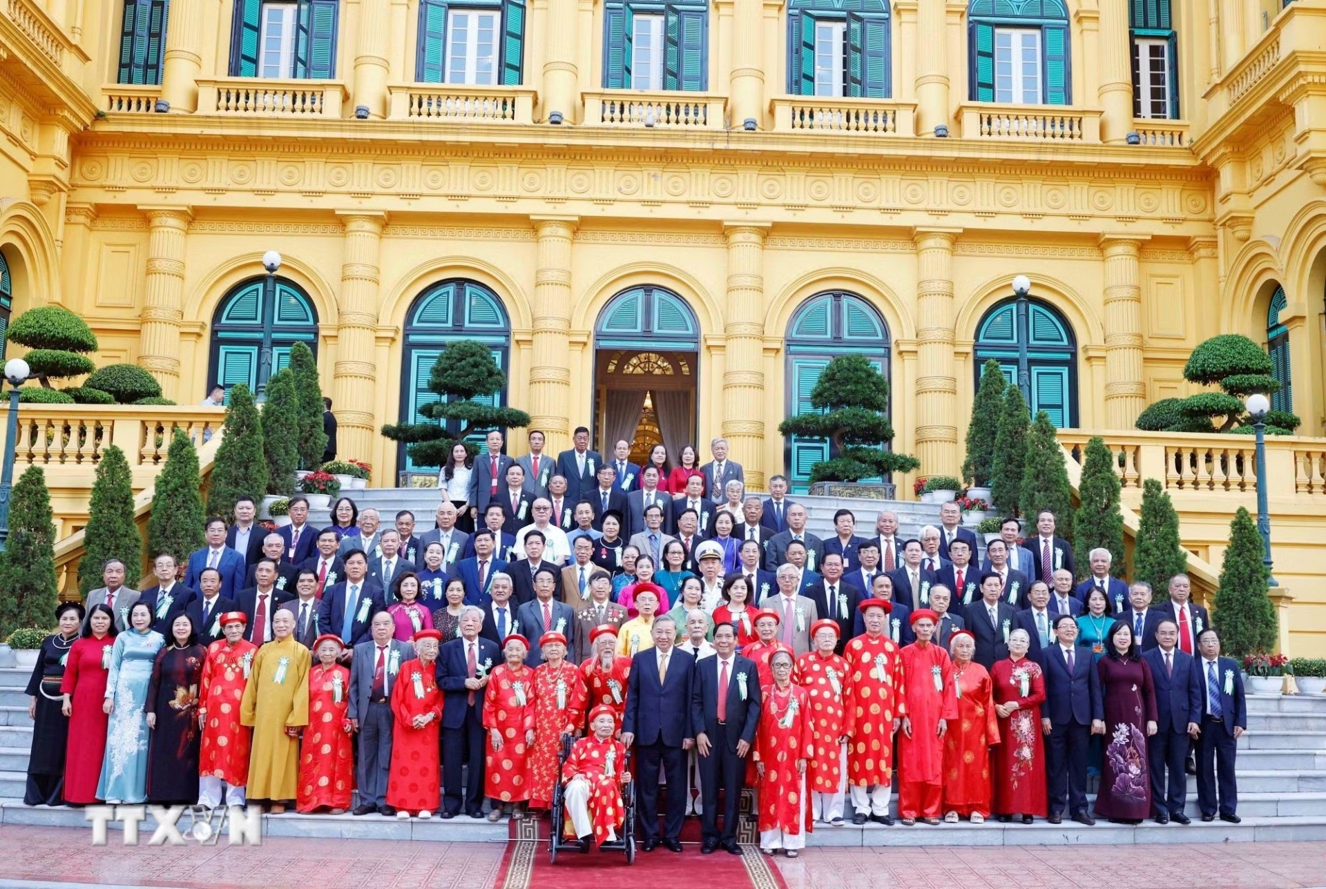 Tổng Bí thư, Chủ tịch nước Tô Lâm chụp ảnh lưu niệm cùng các đại biểu - Ảnh: TTXVN Tổng Bí thư, Chủ tịch nước Tô Lâm chụp ảnh lưu niệm cùng các đại biểu - Ảnh: TTXVN
