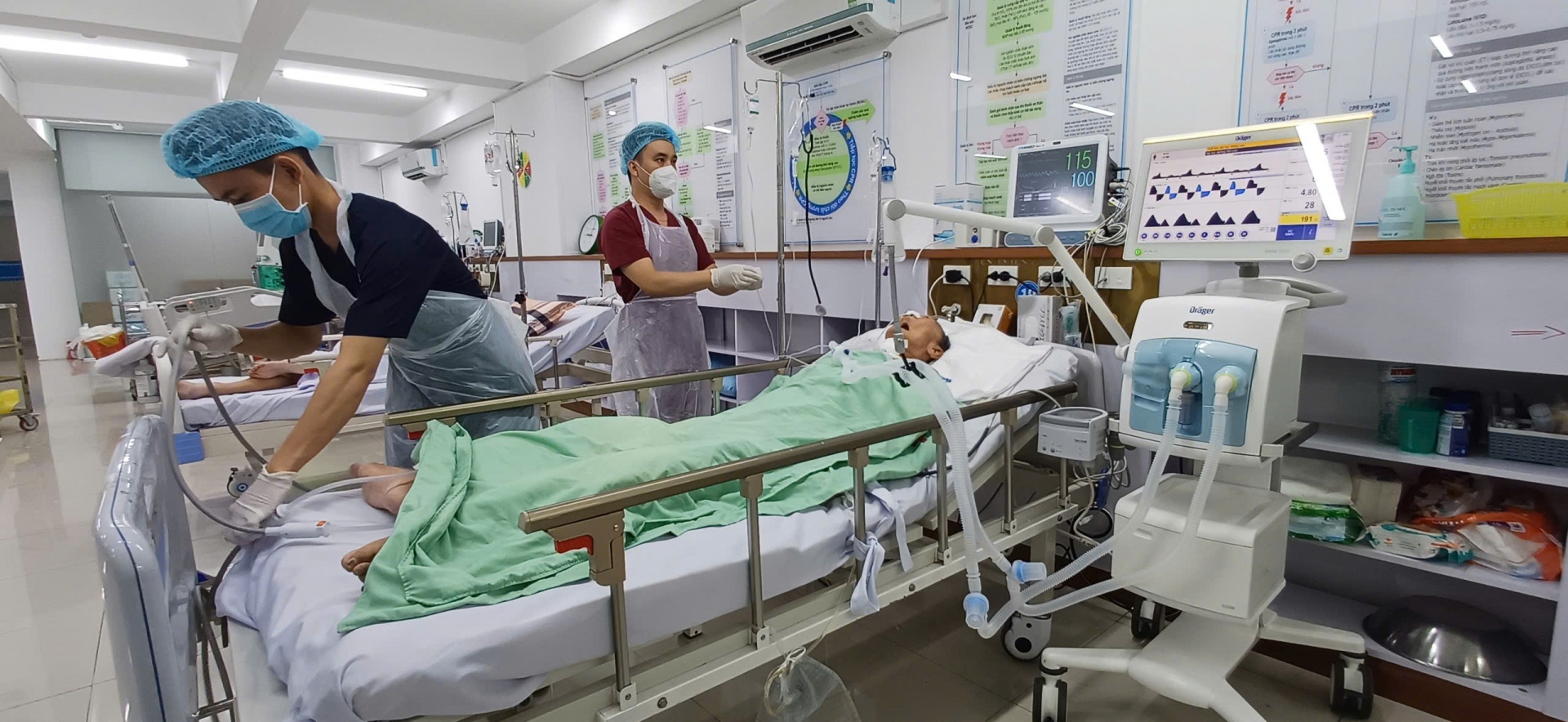 Bệnh nhân 100 tuổi được các y, bác sĩ Bệnh viện Quân y 121 phẫu thuật cấp cứu thành công Bệnh nhân 100 tuổi được các y, bác sĩ Bệnh viện Quân y 121 phẫu thuật cấp cứu thành công