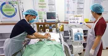 Bệnh nhân 100 tuổi được các y, bác sĩ Bệnh viện Quân y 121 phẫu thuật cấp cứu thành công