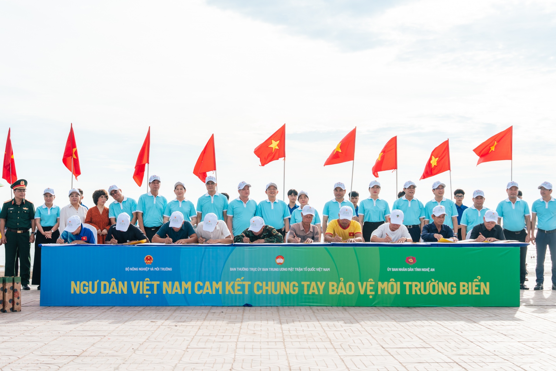 Các lãnh đạo Đảng, Nhà nước chứng kiến lễ ký cam kết bảo vệ môi trường Các lãnh đạo Đảng, Nhà nước chứng kiến lễ ký cam kết bảo vệ môi trường